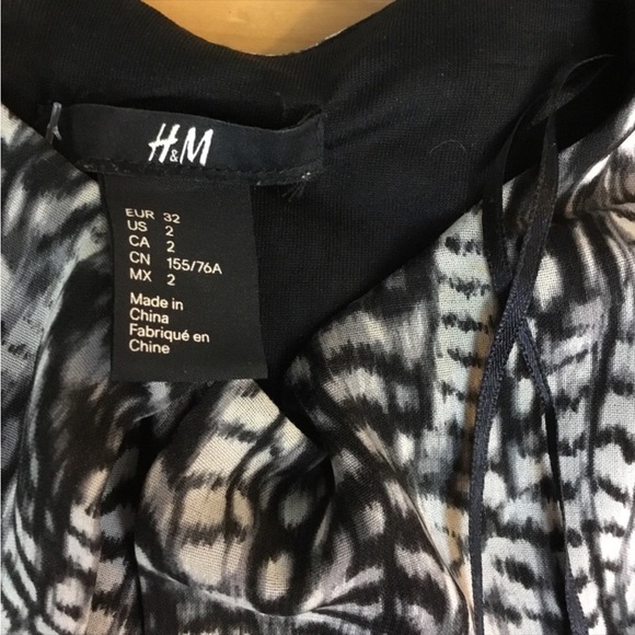 H & M size 2 black white and gray dress
Body is lined arms are not
3/4 s… - Picture 10 of 16